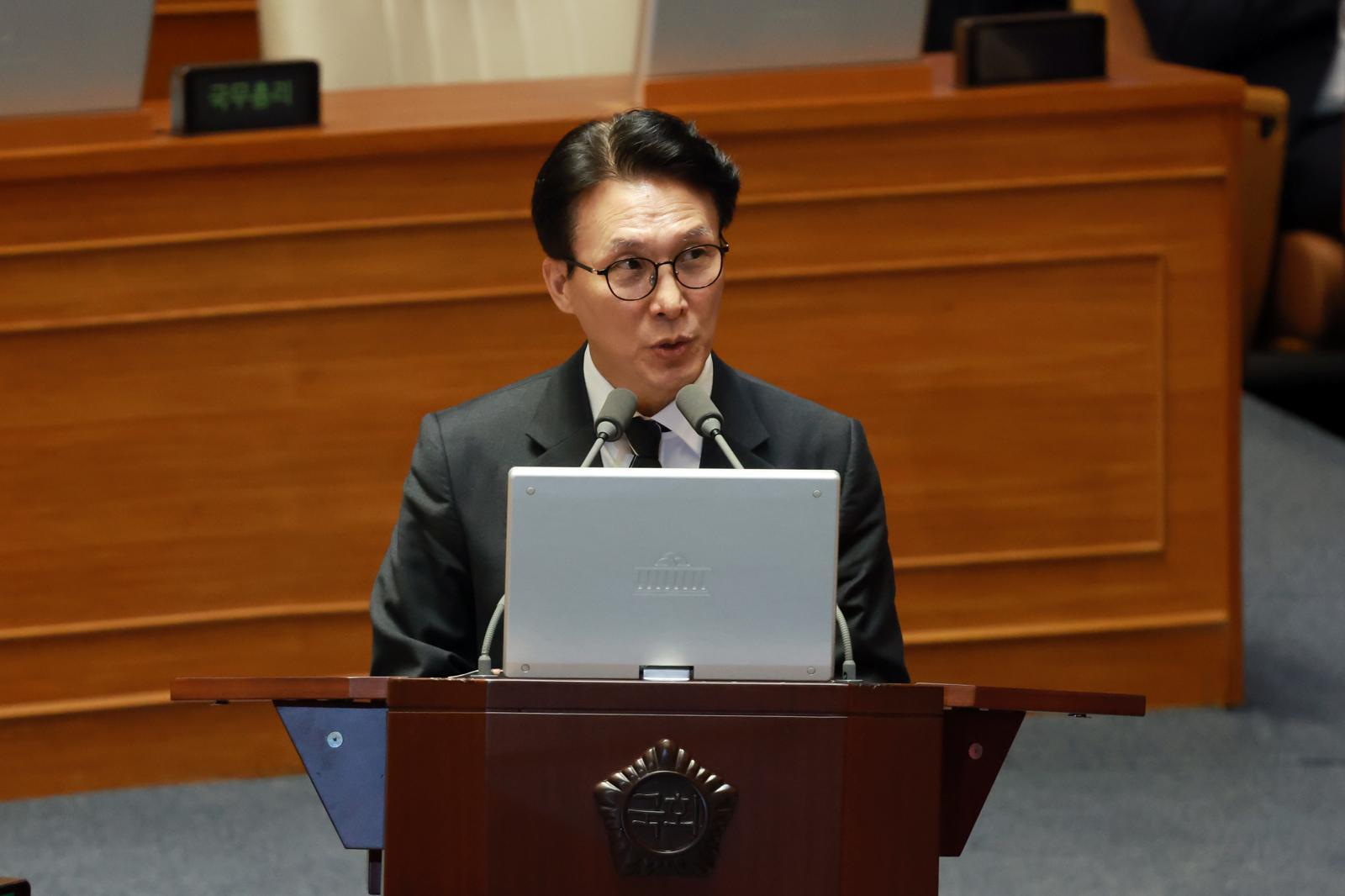 김민석 국무총리가 9일 서울 여의도 국회에서 열린 본회의 정치·외교·통일·안보 분야 대정부질문에서 윤후덕 더불어민주당 의원 질의에 답하고 있다. 뉴시스