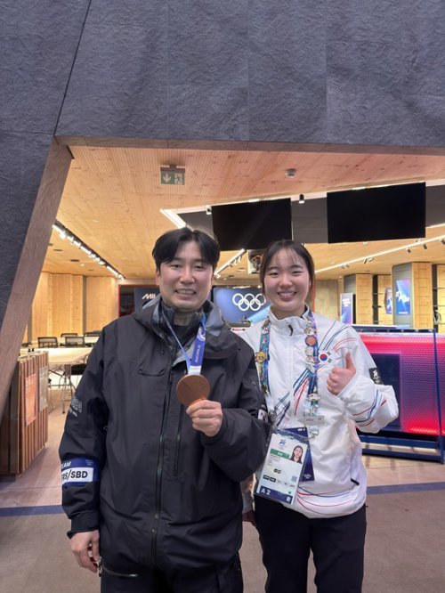 (왼쪽부터) 스노보드 파크앤파이프 이창호 코치와 유승은 선수가 밀라노-코르티나 올림픽 빅에어에서 동메달을 획득한 뒤 미소를 짓고 있다. 사진 제공=대한스키스노보드협회