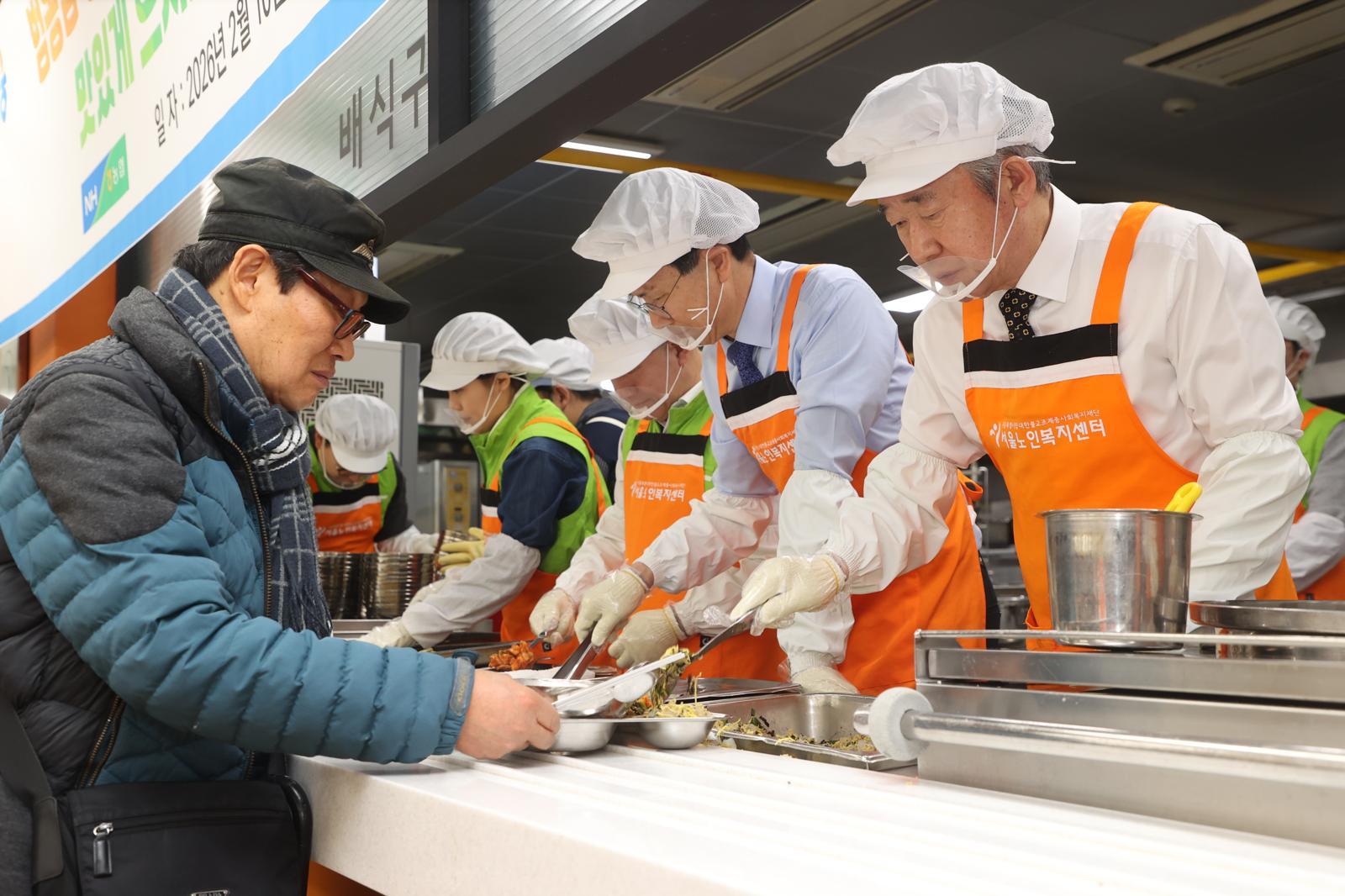 강호동 농협중앙회장(오른쪽)과 강태영 농협은행장(오른쪽에서 두번째)이 농협봉사단과 함께 새해맞이 배식 봉사활동을 하고 있다.