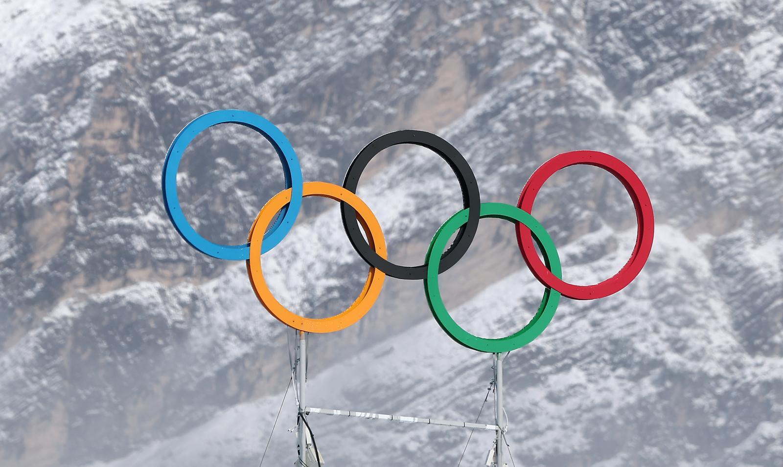2026 밀라노·코르티나 동계올림픽 개막을 하루 앞둔 5일(현지시간) 이탈리아 코르티나담페초 컬링 올림픽 스타디움에 설치된 올림픽 오륜기 뒤로 설산이 장관을 이루고 있다. 2026.2.5 뉴스1