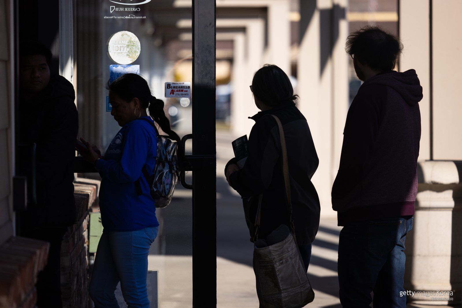 미국 네바다주 채용 행사에서 구직자들이 면접을 기다리며 줄을 서 있다. 최근 미국에서는 구직자가 비용을 내고 채용 서비스를 이용하는 ‘역채용(Reverse Recruiting)’ 모델이 확산되고 있다. 게티이미지