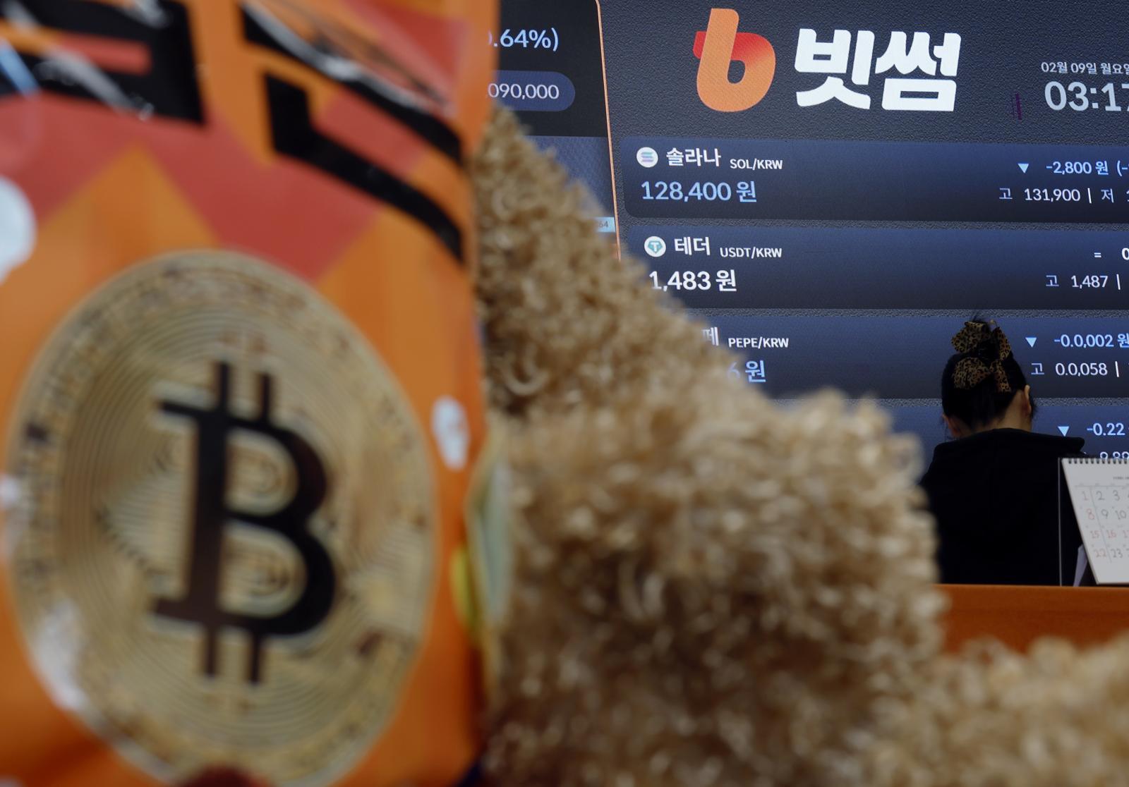 이벤트 보상 과정에서 비트코인(BTC) 62만 개(약 62조 원)를 잘못 지급하는 사태가 발생한 가상자산 거래소 빗썸이 일주일간 수수료 면제 등을 시작한 9일 서울 강남구 빗썸라운지 강남점 전광판에 가상자산 시세가 나오고 있다.  2026.2.9  ⓒ 뉴스1