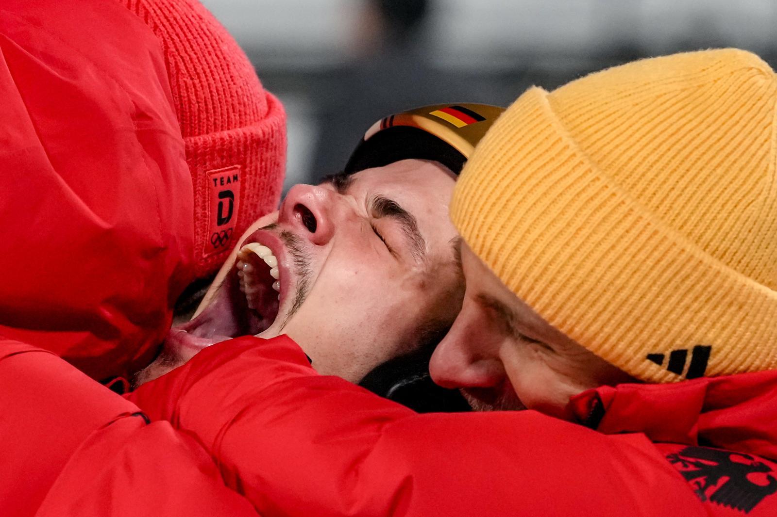 고소공포증으로 월드컵마저 기권했던 독일의 필립 라이문트가 2026 밀라노 동계올림픽 스키점프 노멀힐에서 배후풍의 위기를 역발상 비행으로 극복하며 깜짝 금메달을 차지했다. AP/뉴시스