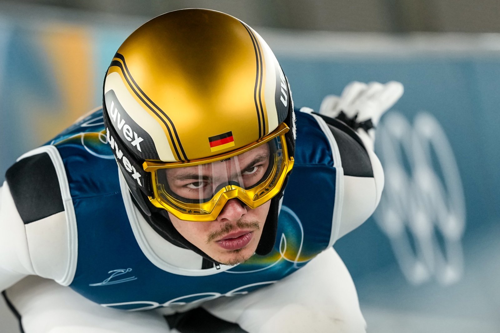 고소공포증으로 월드컵마저 기권했던 독일의 필립 라이문트가 2026 밀라노 동계올림픽 스키점프 노멀힐에서 배후풍의 위기를 역발상 비행으로 극복하며 깜짝 금메달을 차지했다. AP/뉴시스