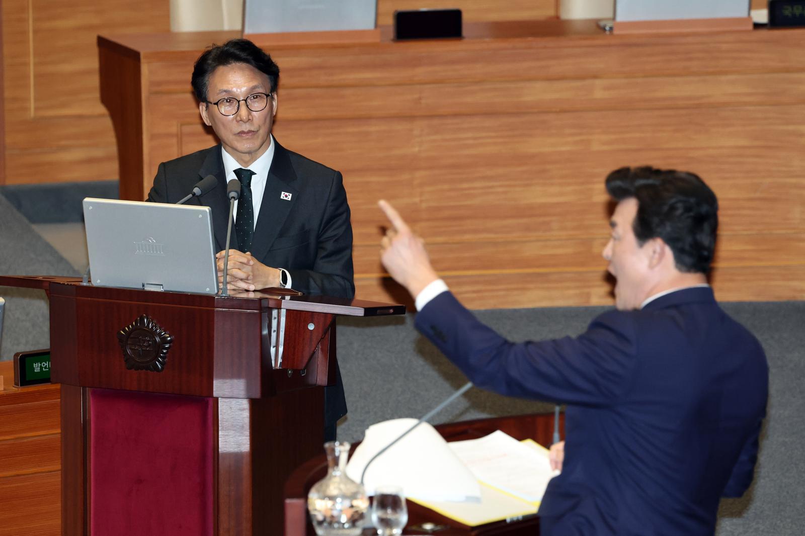 10일 서울 여의도 국회에서 열린 제432회국회(임시회) 경제에 관한 대정부 질문에서 윤영석 국민의힘 의원(오른쪽)이 김민석 국무총리에게 질의 중 의원들을 향해 항의하고 있다. 뉴스1