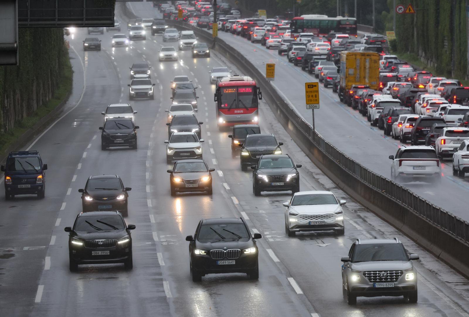추석인 6일 오후 서울 서초구 경부고속도로 잠원IC 인근에 귀경 차량 행렬이 늘어나고 있다.  2025.10.06. 서울=뉴시스