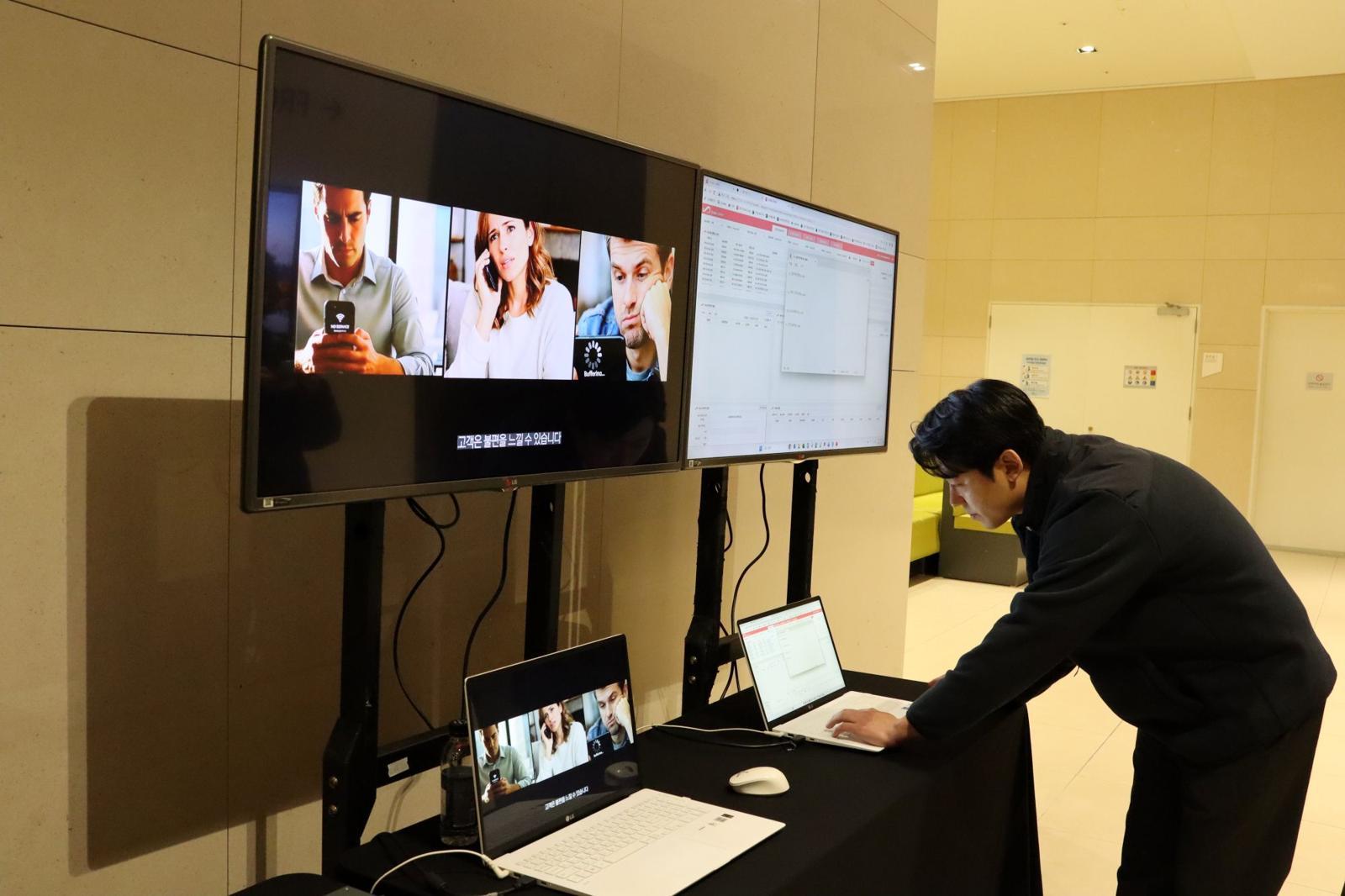 LG유플러스 관계자가 자율 네트워크에 대해 설명하는 모습 / 출처=IT동아