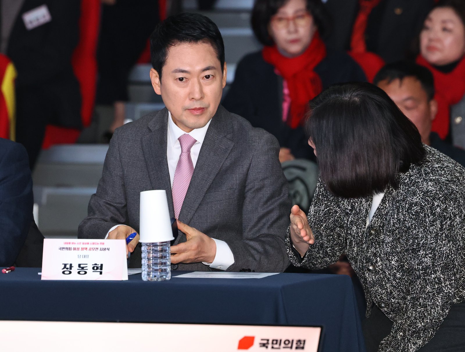 [서울=뉴시스] 최진석 기자 = 장동혁 국민의힘 대표가 9일 서울 강서구 ASSA아트홀에서 열린 국민의힘 여성 정책 공모전 시상식에서 관계자와 대화를 나누고 있다. 2026.02.09 뉴시스