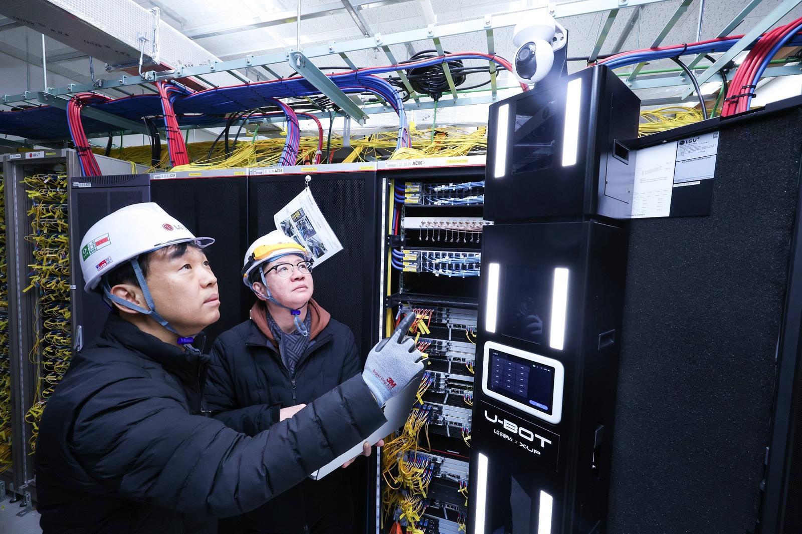 LG유플러스 직원이 AI 자율주행 로봇 ‘U-BOT’을 소개하는 모습.(LG유플러스 제공)