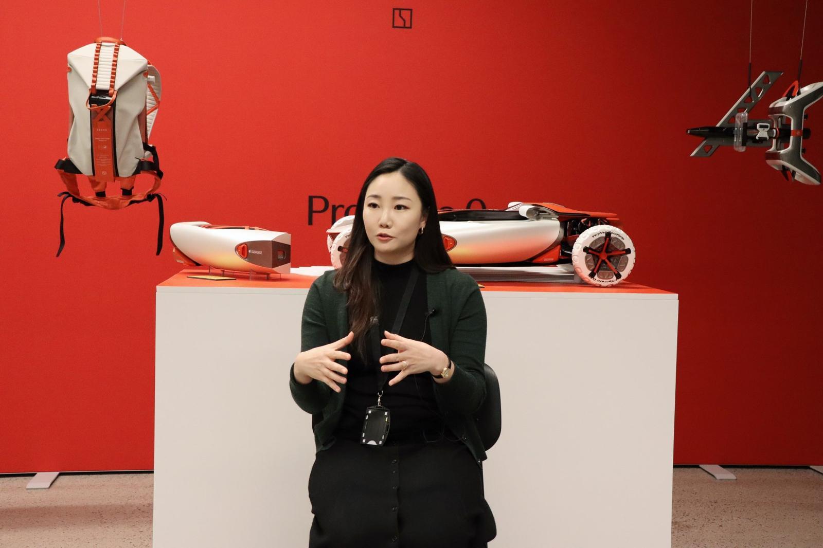 스웨덴 예테보리 글로벌 디자인 센터에서 IT동아와 인터뷰 중인 황유지 디자이너 / 출처=IT동아