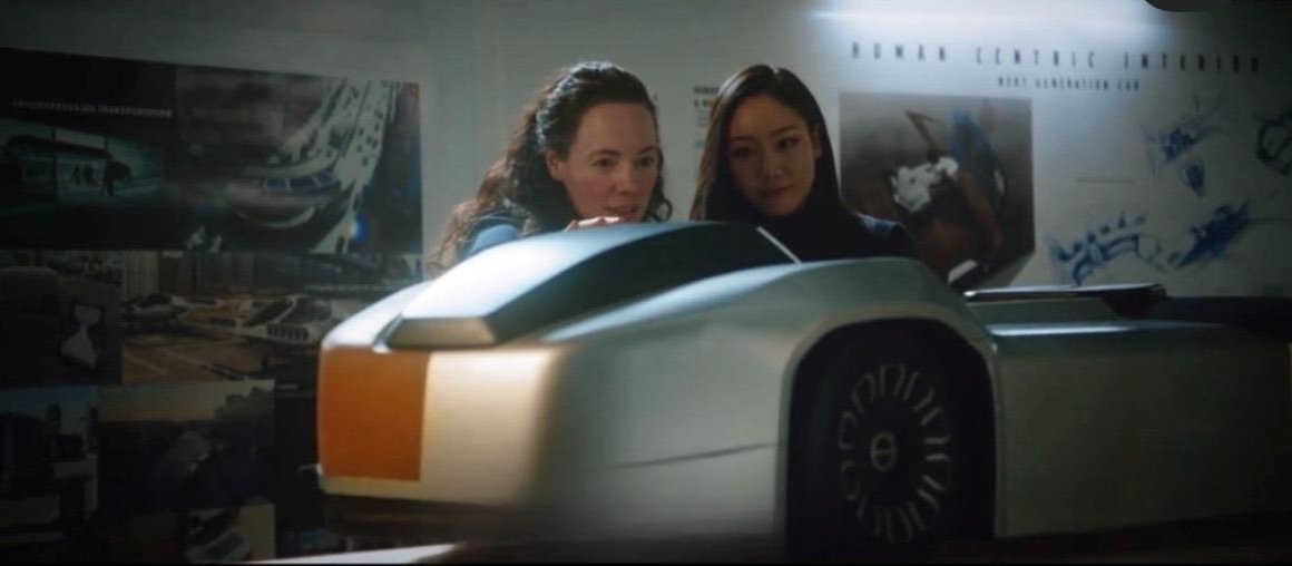 볼보트럭 재직 당시 동료와 디자인 작업 중인 황유지 디자이너(오른쪽)의 모습 / 출처=황유지 디자이너