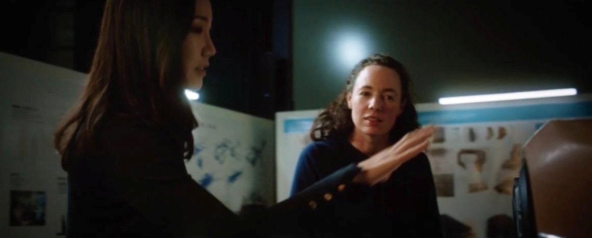 볼보트럭 재직 당시 동료와 디자인 작업 중인 황유지 디자이너(왼쪽)의 모습 / 출처=황유지 디자이너