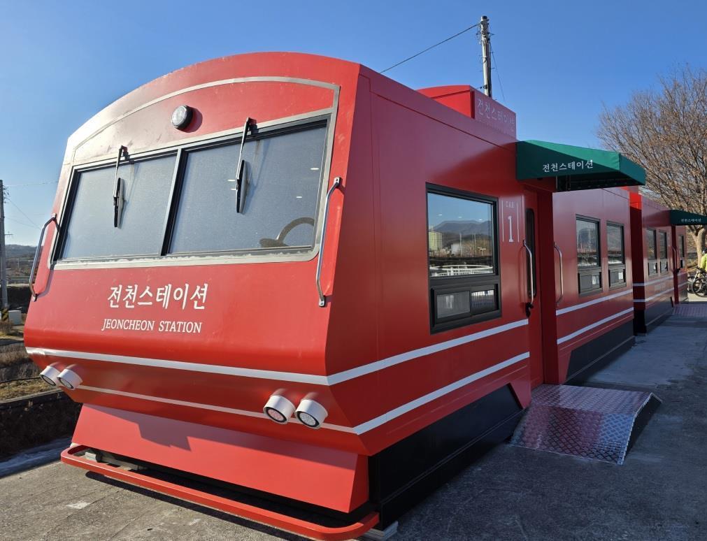 동해시 전천 수변공간에 들어선 기차 모형 테마형 카페 ‘전천 스테이션’의 외관 모습. 동해시 제공