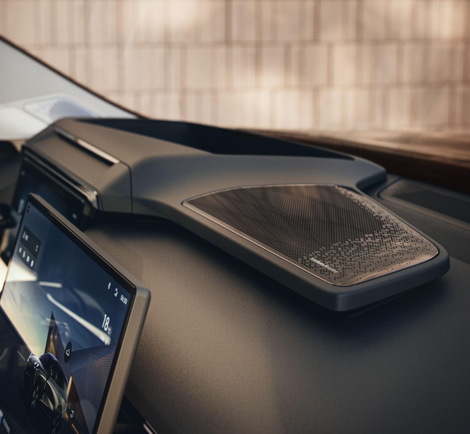 링크앤코 08 차량 실내에 적용된 하만카돈 스피커 디자인 / 출처=링크앤코