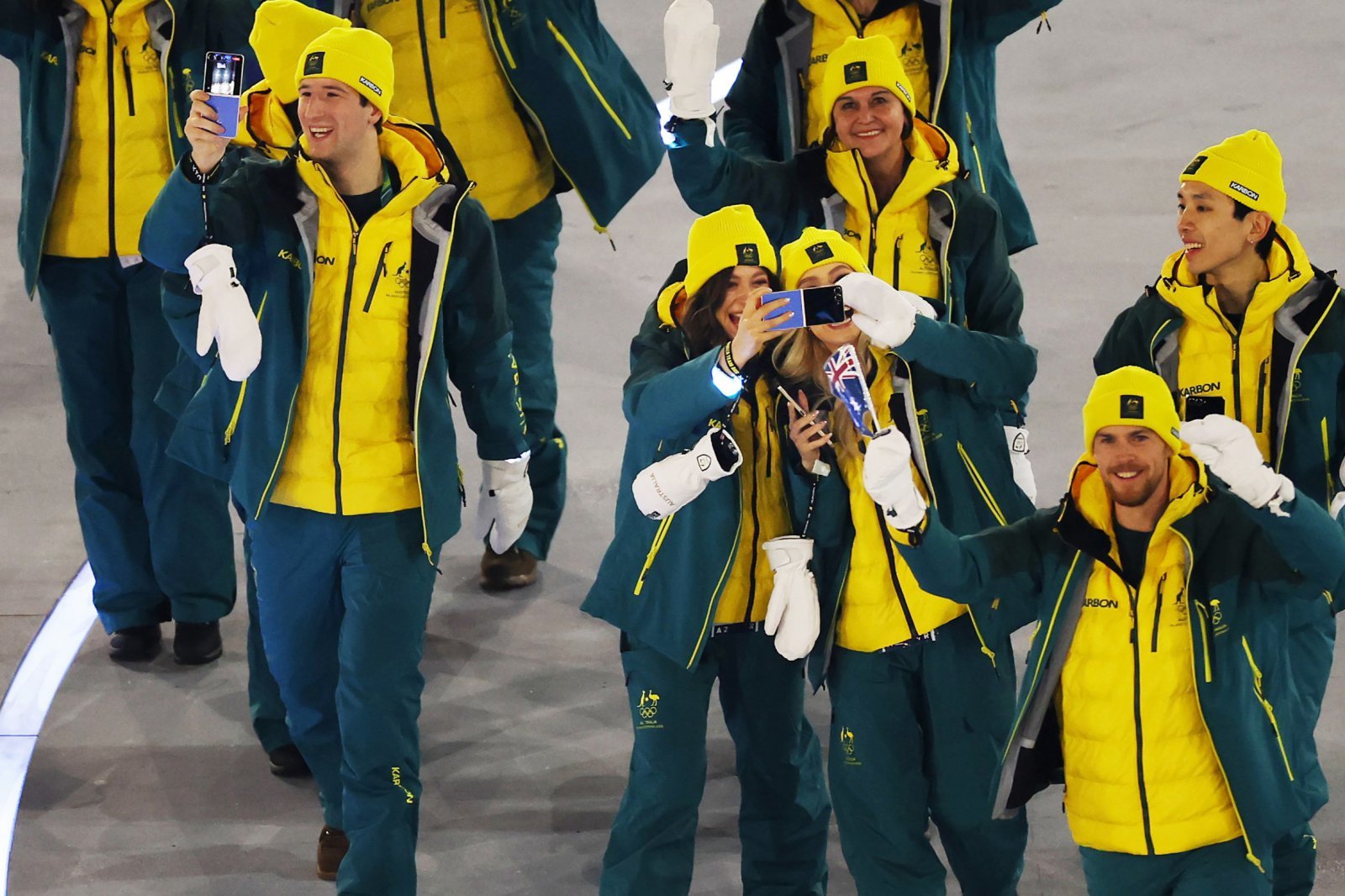 ‘갤럭시Z 플립7 올림픽 에디션’을 들고 2026 밀라노 코르티나 동계올림픽 개막식 현장의 분위기를 만끽하고 있는 선수들의 모습. 2026.2.8/뉴스1