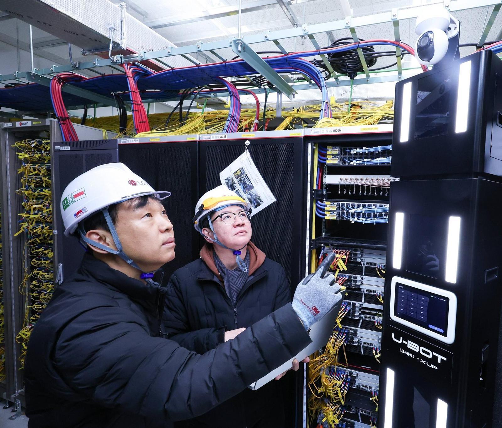 10일 LG유플러스 직원이 통신 설비를 관리하는 인공지능(AI) 로봇 ‘유봇’을 살펴보고 있다. LG유플러스 제공