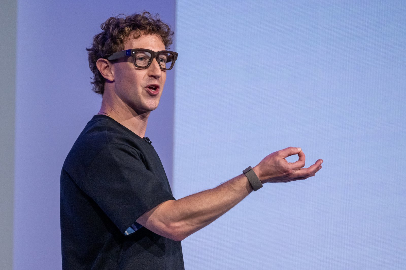 마크 저커버그 메타 CEO가 지난해 9월 미국 캘리포니아주 멘로파크에서 열린 ‘메타 커넥트’ 행사에서 화면이 내장된 첫 번째 스마트글래스 ‘메타 레이밴 디스플레이 AI’를 착용하고 있다. Gettyimages