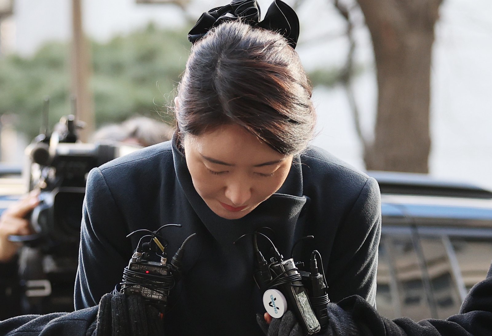 공천헌금 1억원을 수수한 혐의를 받는 강선우 무소속 의원이 2차 경찰 조사를 받기 위해 3일 오전 서울 마포구 서울경찰청 광역수사단 공공범죄수사대로 출석하며 고개 숙여 인사하고 있다. 2026.2.3 뉴스1