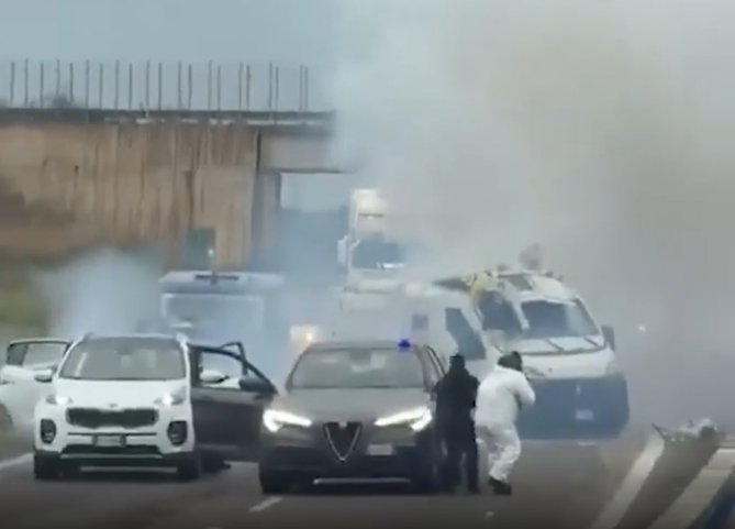 페이스북에 공유된 이탈리아 고속도로 현금 수송차량 탈취 현장 영상의 한 장면. 2026.02.09