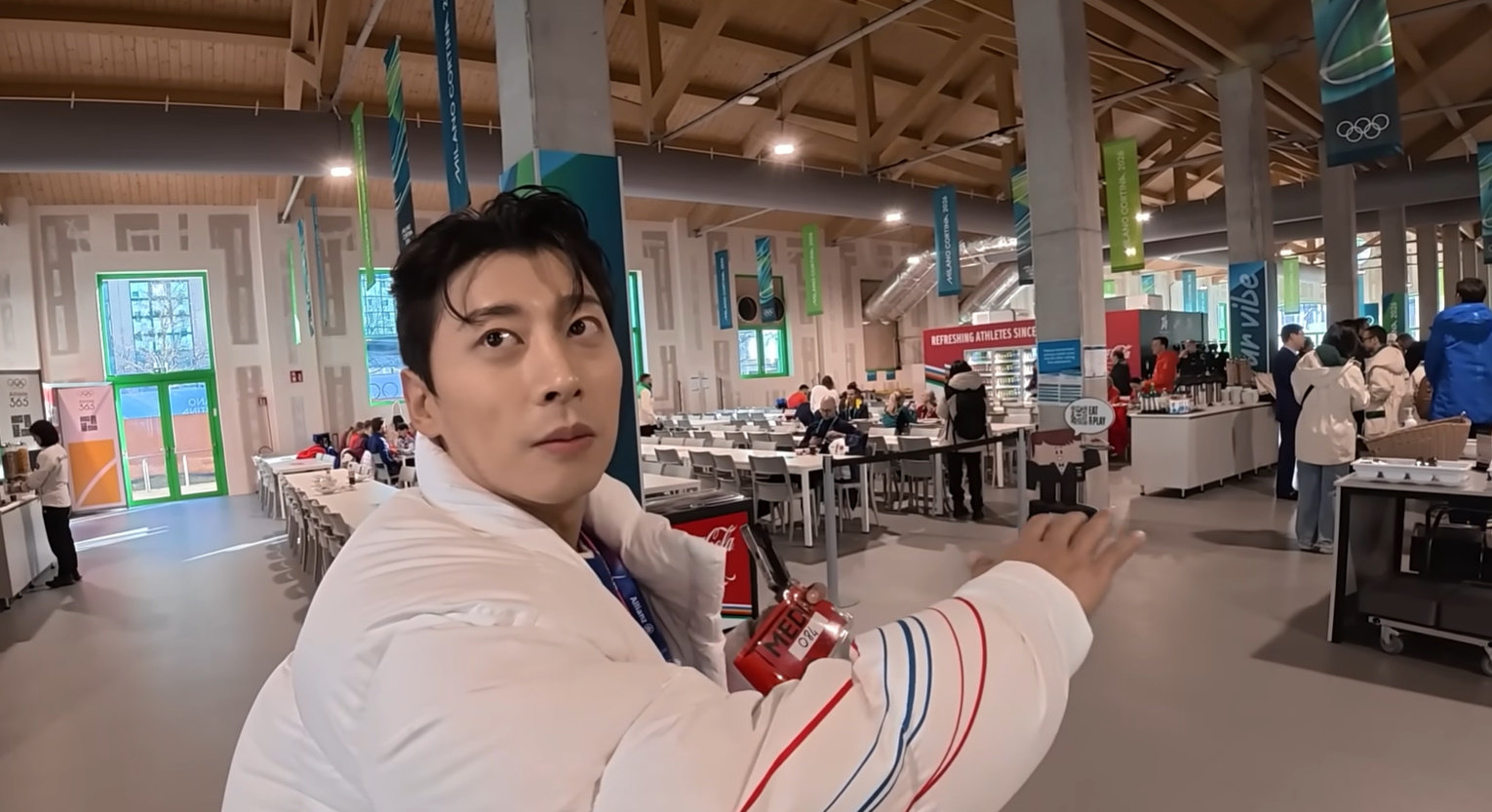 국가대표 쇼트트랙선수 출신 곽윤기가 밀라노-코르티나담페초 겨울올림픽 선수촌 식당 내부를 공개했다. 유튜브 콰쿄기