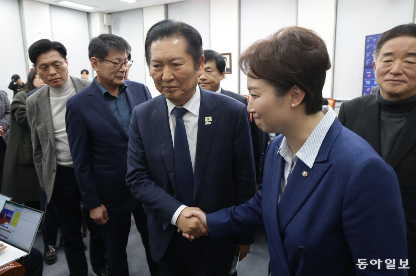 10일 서울 여의도 국회에서 더불어민주당 정청래 대표가 비공개 최고위원회 결과 발표를 마친 뒤 퇴장하며 이언주 의원 등 최고위원들과 인사하고 있다.박형기 기자 oneshot@donga.com