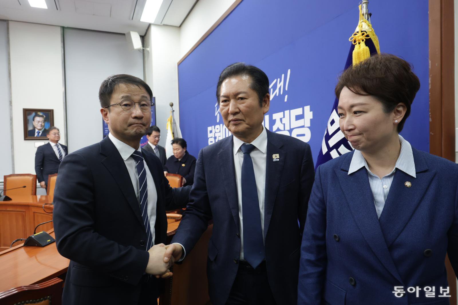 10일 서울 여의도 국회에서 더불어민주당 정청래 대표가 비공개 최고위원회 결과 발표를 마친 뒤 퇴장하며 이언주 의원 등 최고위원들과 인사하고 있다.박형기 기자 oneshot@donga.com