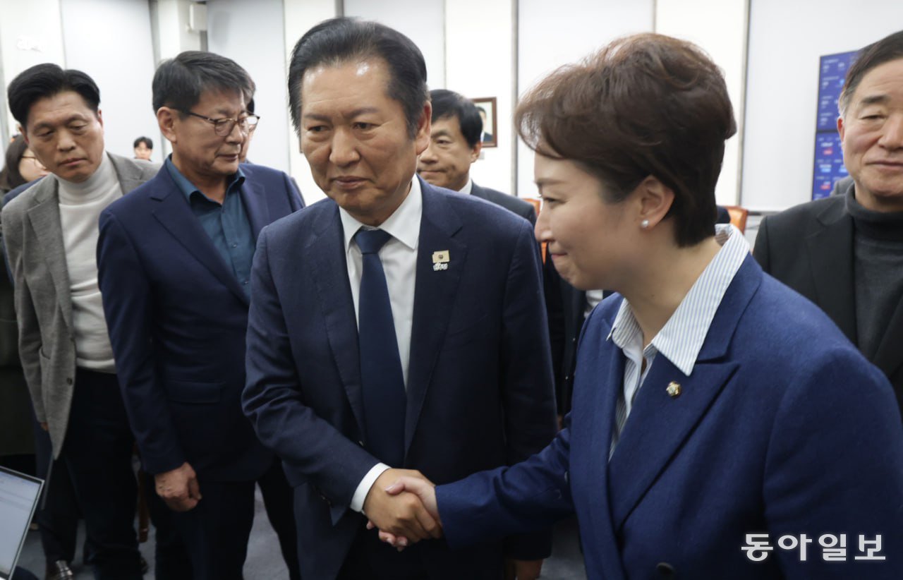 10일 서울 여의도 국회에서 더불어민주당 정청래 대표가 비공개 최고위원회의를 마친 뒤 회의실을 나서고 있다. 박형기 기자 oneshot@donga.com