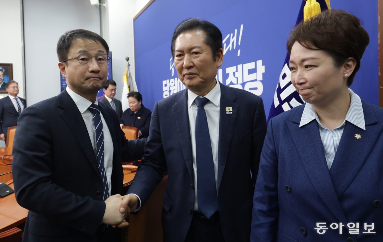 10일 서울 여의도 국회에서 더불어민주당 정청래 대표가 비공개 최고위원회의를 마친 뒤 회의실을 나서고 있다. 박형기 기자 oneshot@donga.com