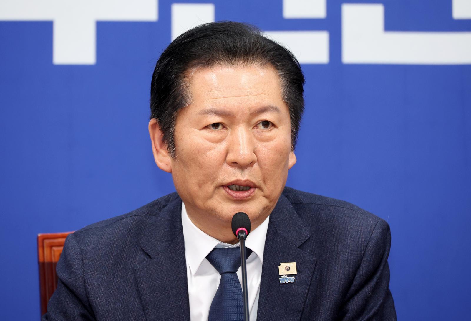 정청래 더불어민주당 대표가 10일 서울 여의도 국회에서 열린 더불어민주당 긴급 최고위원회의에서 지방선거 전 조국혁신당과의 합당 논의를 중단한다고 밝히고 있다. 2026.02.10. 서울=뉴시스