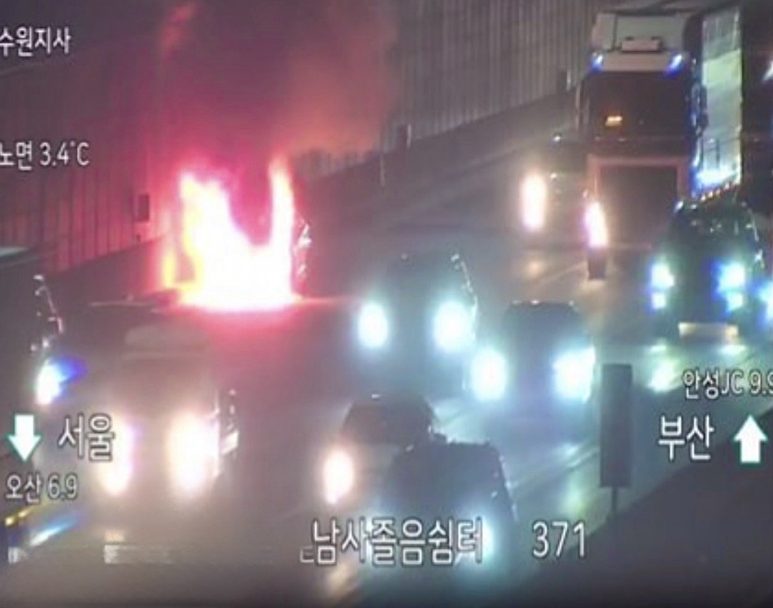 고속도로를 달리던 차량에서 불이 난 모습. 경기도소방재난본부 제공