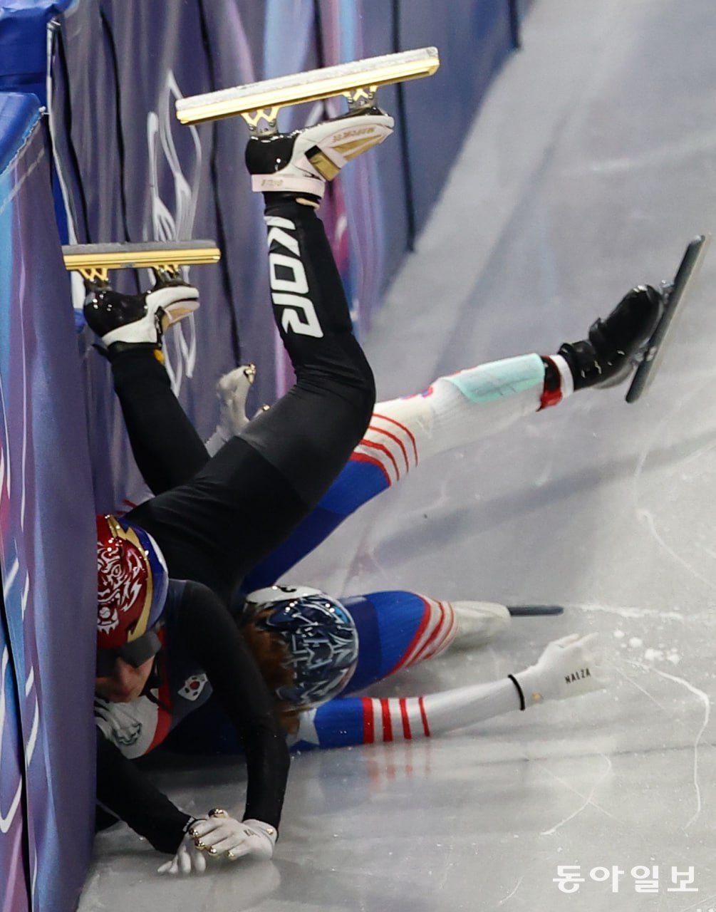김길리가 10일(현지 시각) 이탈리아 밀라노 아이스스케이팅 아레나에서 열린 올림픽 쇼트트랙 혼성 계주 준결선에서 미국 선수에 걸려 넘어지고 있다. 밀라노=전영한 기자 scoopjyh@donga.com
