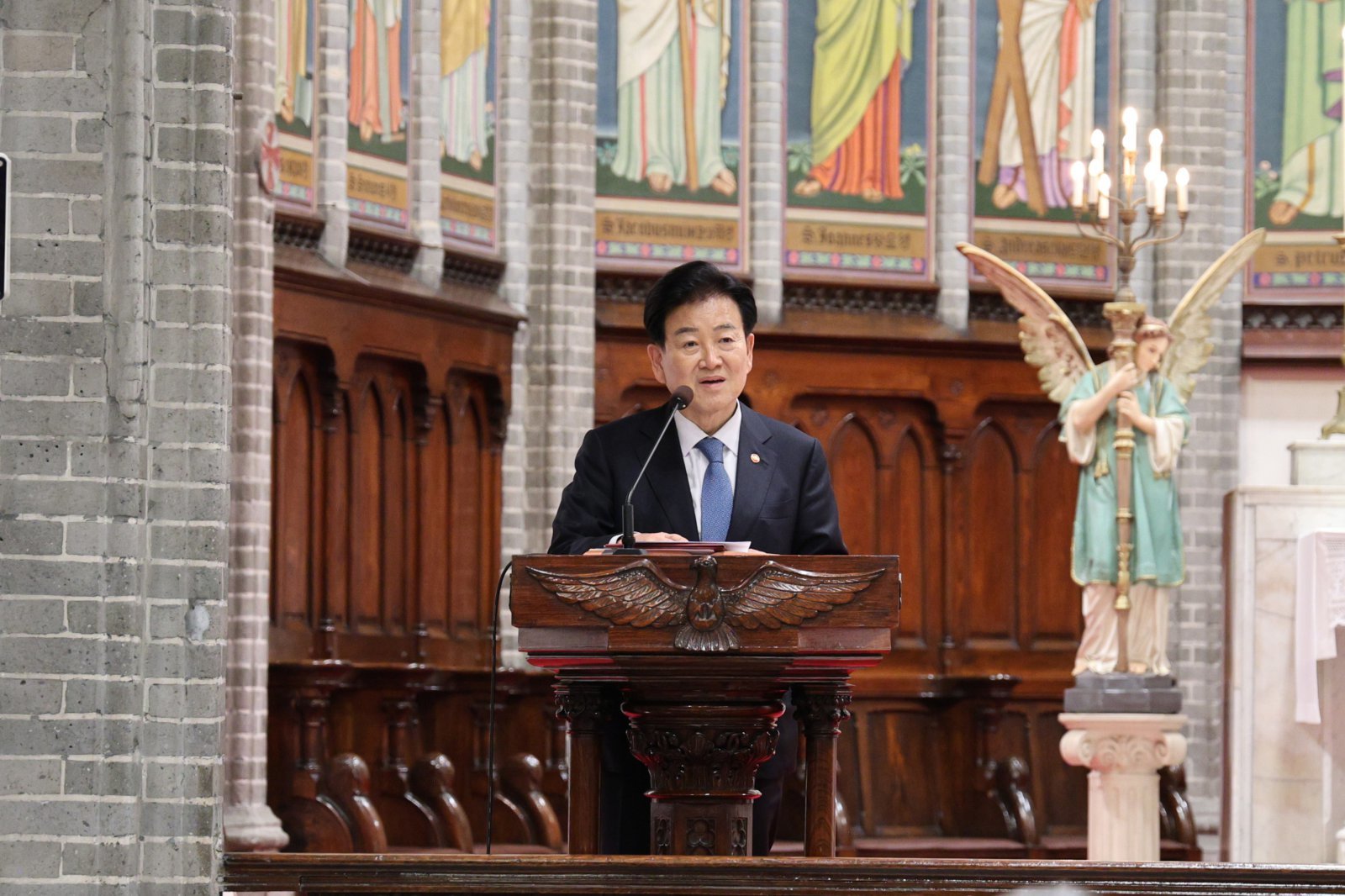 정동영 통일부 장관이 10일 오후 서울 명동대성당에서 봉헌된 제1500회 ‘민족의 화해와 일치를 위한 미사’에서 축사를 하고 있다. (사진=천주교 서울대교구 제공) 2026.02.10. 뉴시스