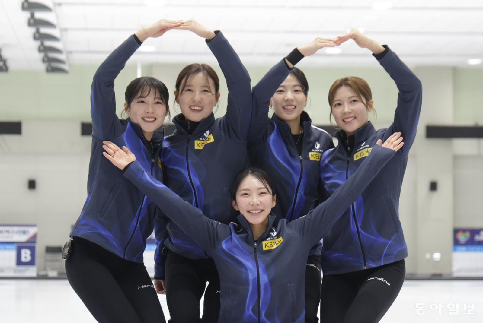 다섯명이서 인간하트를 만들며 팀워크를 보여주는 한국 여자 컬링 대표팀 선수들. 진천=박형기 기자 oneshot@donga.com