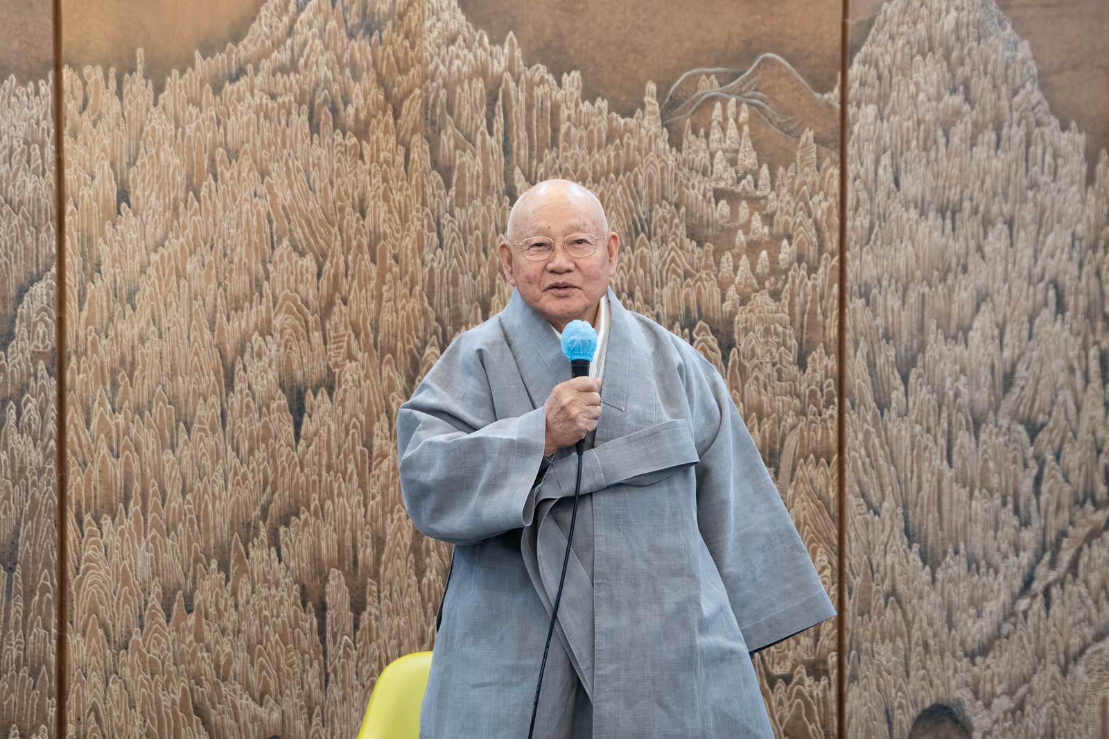성파 스님은 “나는 그림 그리는 사람으로 출발한 게 아니라 ‘도 닦는 사람’”이라며 “아무 생각 없는 상태에서 손이 가는 대로 맡겨두는 작업, 그것이 수행자의 예술”이라고 말했다. 경기도박물관 제공