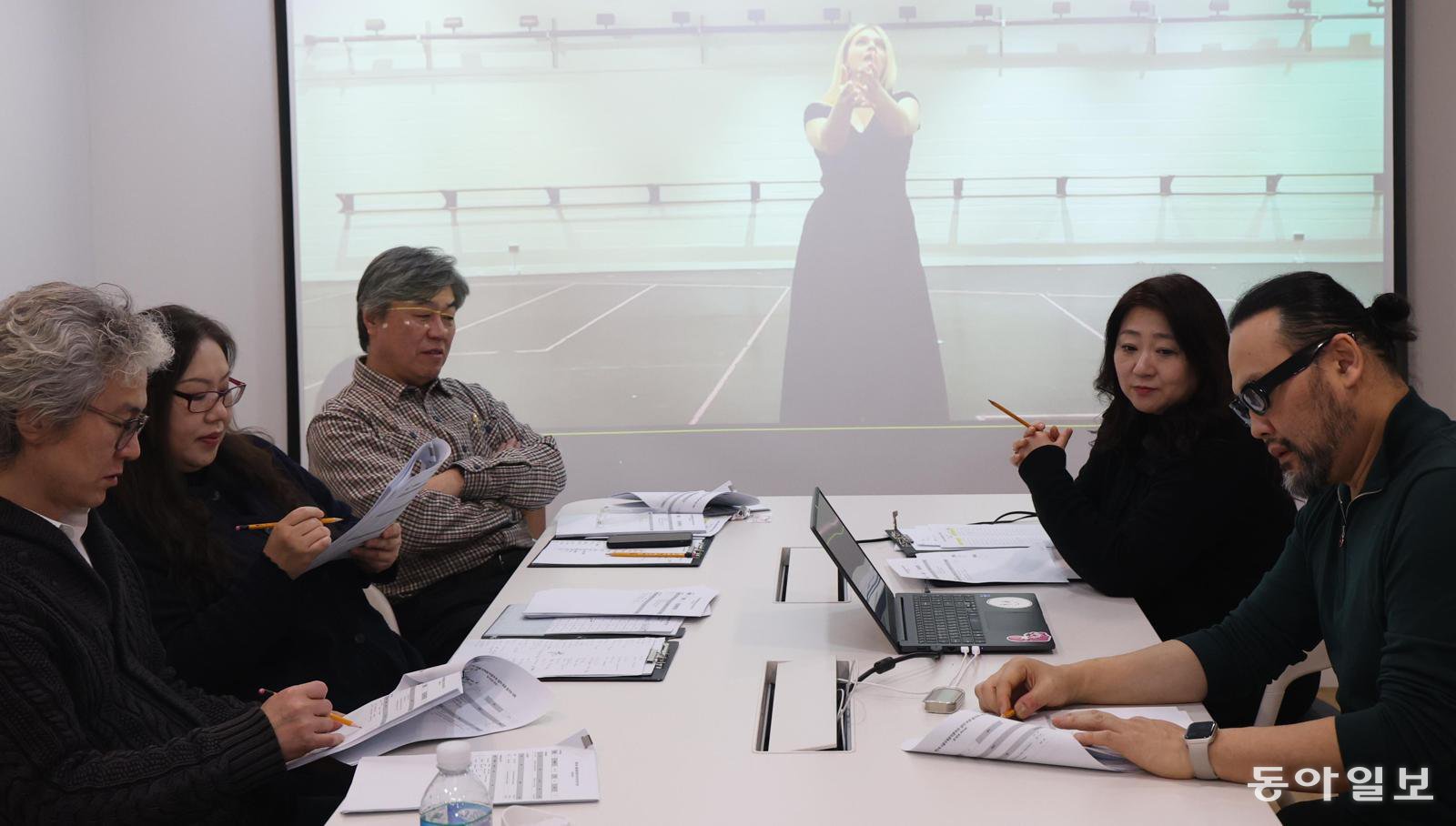 10일 서울 서대문구 충정로 동아일보 사옥에서 ‘LG와 함께하는 제21회 서울국제음악콩쿠르’ 예비심사가 열렸다. 심사위원 김진추, 이아경, 최상호, 오미선, 사무엘 윤 교수(왼쪽부터). 김재명 기자 base@donga.com