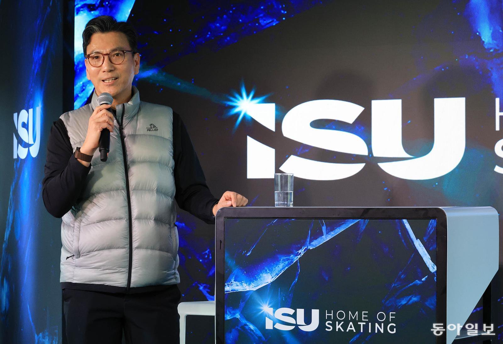 4일 국제올림픽위원회(IOC) 집행위원으로 선출된 김재열 국제빙상경기연맹(ISU) 회장이 9일 이탈리아 밀라노에 마련된 ISU 홍보관에서 IOC 집행위원 당선 소감과 향후 활동 계획 등을 밝히고 있다. 밀라노=전영한 기자 scoopjyh@donga.com