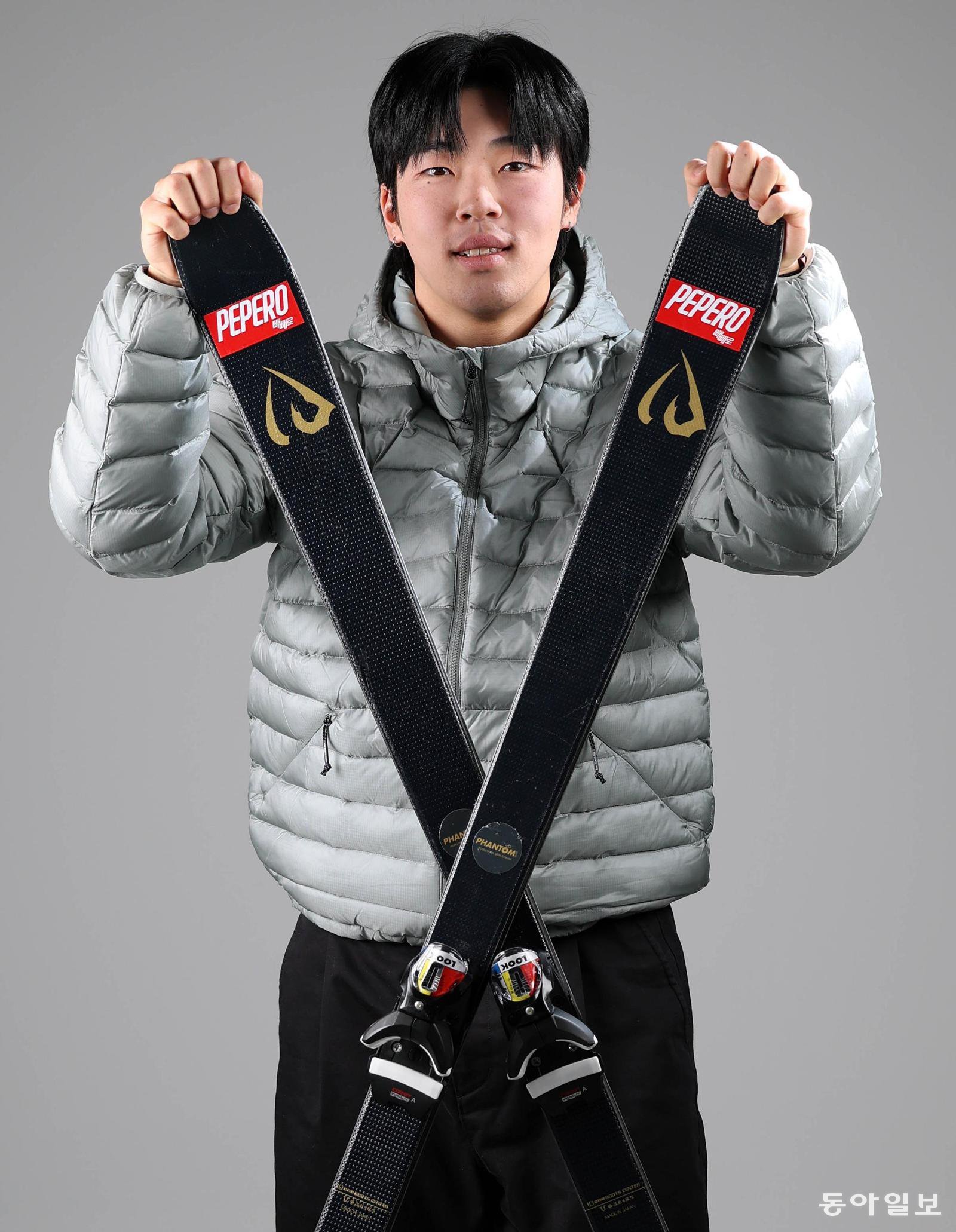 한국 모굴스키 국가대표 정대윤은 2026 밀라노-코르티나담페초 겨울올림픽에서 선수 인생 첫 종합대회 메달 획득을 노린다. 사진은 정대윤이 지난달 서울 종로구 동아일보 스튜디오에서 스키를 잡고 카메라 앞에 선 모습. 전영한 기자 scoopjyh@donga.com