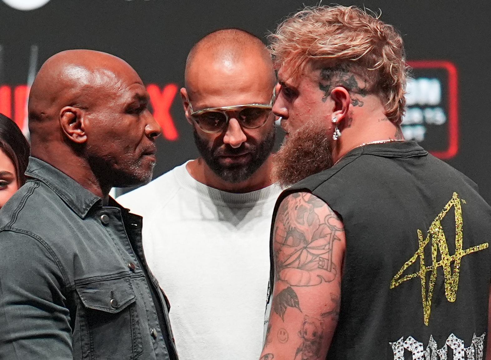 레이르담의 약혼남이자 유튜버 겸 복서 제이크 폴(오른쪽)이 2024년 ‘핵주먹’ 마이크 타이슨과의 경기를 앞두고 열린 기자회견에서 맞대면하고 있는 모습. 어빙=AP 뉴시스