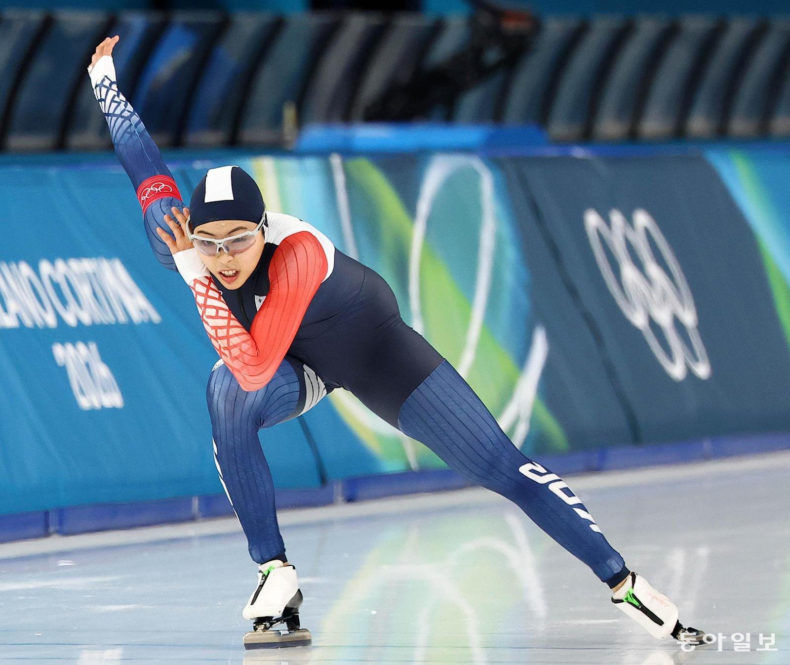 ‘빙속 샛별’ 이나현이 10일 열린 2026 밀라노-코르티나담페초 겨울올림픽 스피드스케이팅 여자 1000m에서 힘차게 질주하고 있다. 1분15초76의 기록으로 9위에 자리한 이나현은 한국 여자 선수 최초로 이 종목 톱10에 이름을 올렸다. 밀라노=전영한 기자 scoopjyh@donga.com