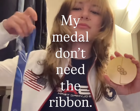 미국 피겨 국가대표 얼리사 류가 팀 이벤트에서 딴 금메달과 메달에서 분리된 리본을 들고 있다. 
사진 출처 얼리사 류 인스타그램 캡처