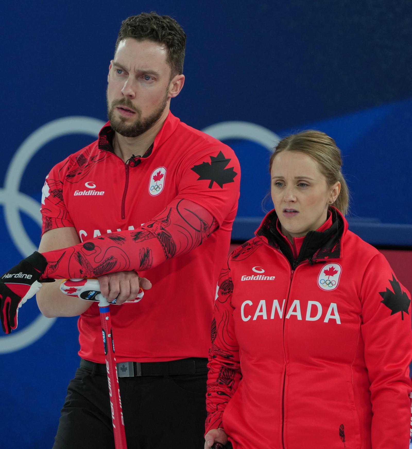 캐나다 믹스더블 대표팀의 브렛 갤런트(왼쪽)-조슬린 피터먼 부부가 체코전에서 작전을 함께 구상하는 모습. 코르티나담페초=AP 뉴시스