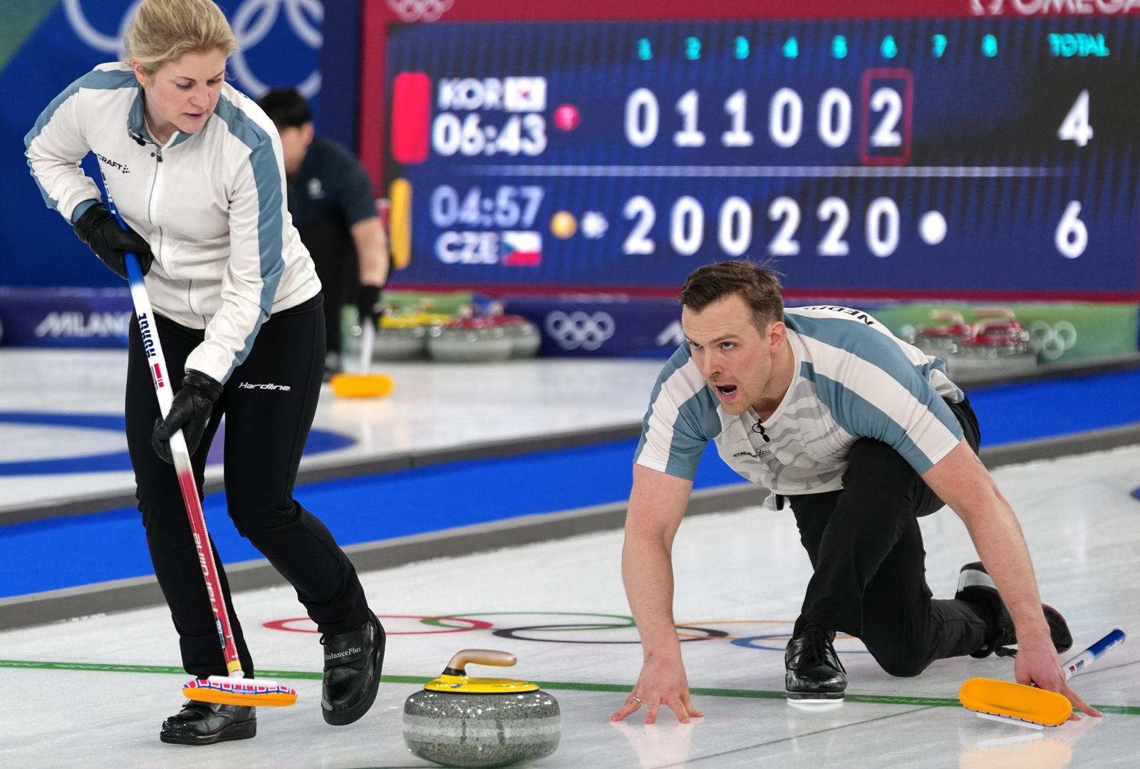 노르웨이 대표팀의 크리스틴 스카슬린(왼쪽)이 7일 에스토니아와의 예선 경기에서 남편 망누스 네드레고텐이 투구한 스톤을 스위핑하려 하고 있다. 코르티나담페초=AP 뉴시스