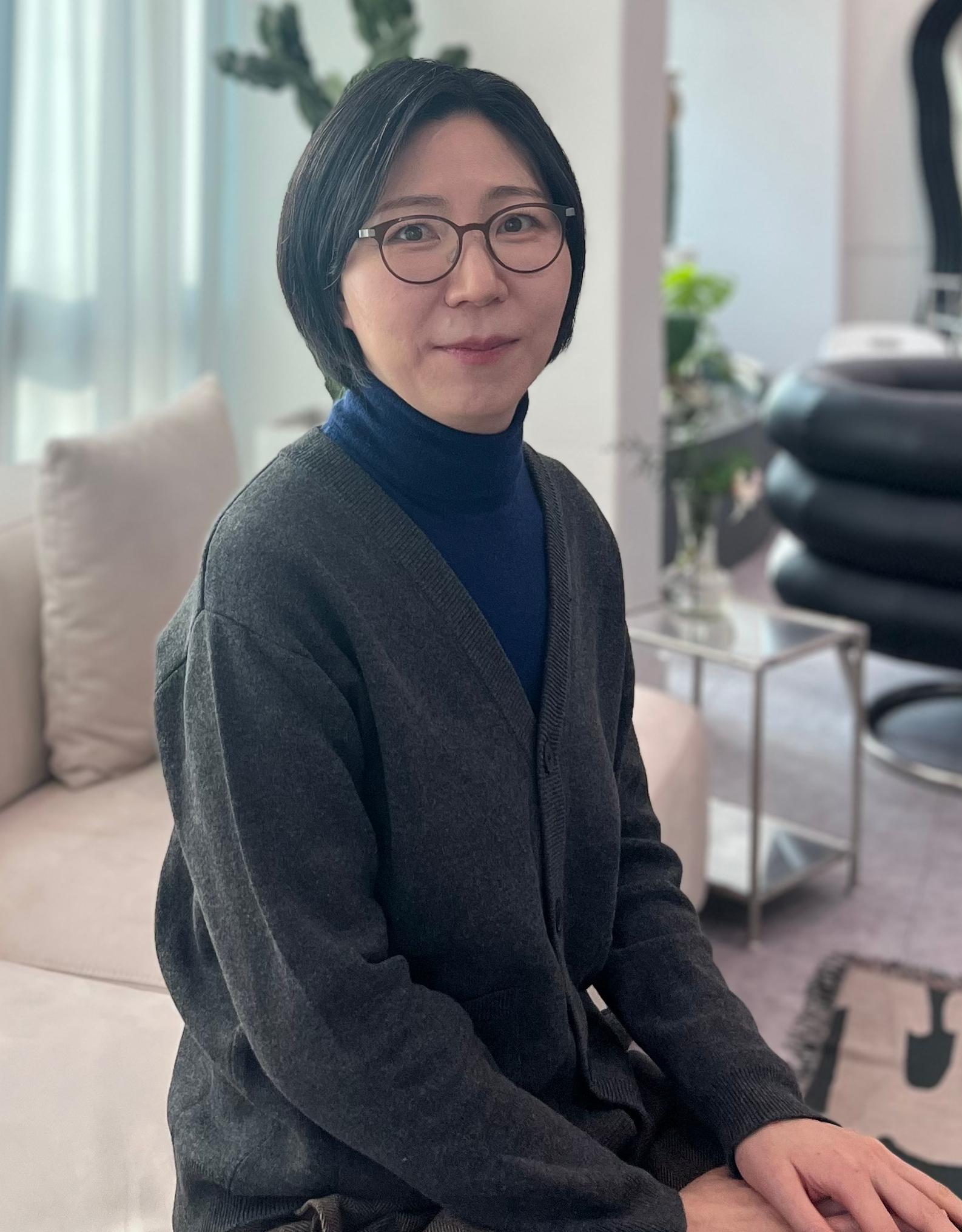 김수영 교수는 이번 신간이 어떤 독자를 염두에 뒀는지에 대해 “첫 번째는 1인 가구 당사자, 두 번째는 그 부모와 주변 사람들”이라고 했다. “왜 이 사람은 혼자 사는지 궁금해하는 분들이 있는데, 개인 성향을 넘어 사회 맥락 속에서 이해할 수 있는 여지를 주고 싶습니다.” 다산북스 제공