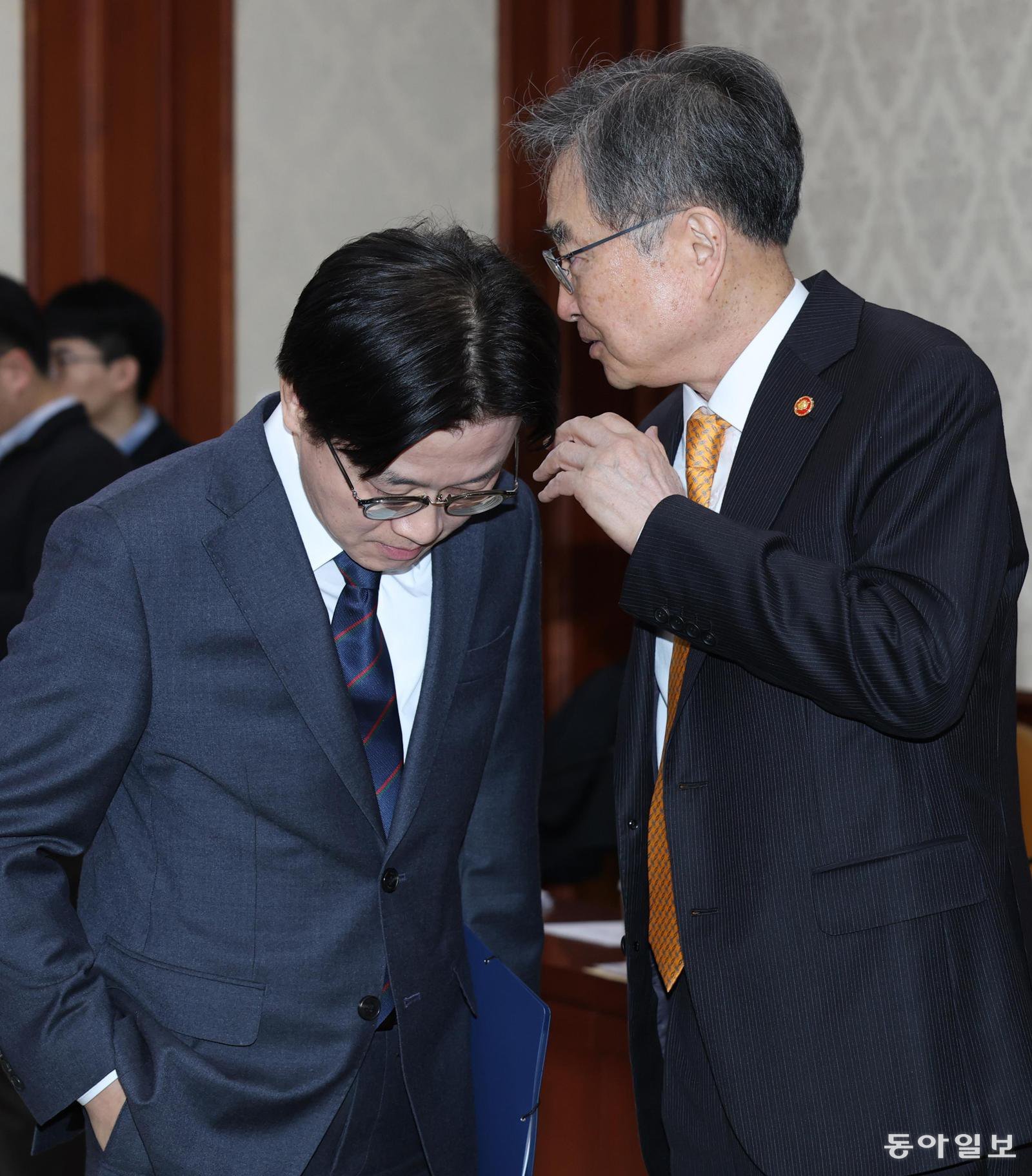 통상-외교 ‘귓속말’
김정관 산업통상부 장관(왼쪽)과 조현 외교부 장관이 10일 정부서울청사에서 열린 대외경제장관회의에서 귓속말을 나누고 있다. 정부는 이날 대미투자특별법 처리에 앞서 한미 관세합의 양해각서(MOU) 이행을 위한 임시 추진 체계를 가동한다고 밝혔다. 변영욱 기자 cut@donga.com