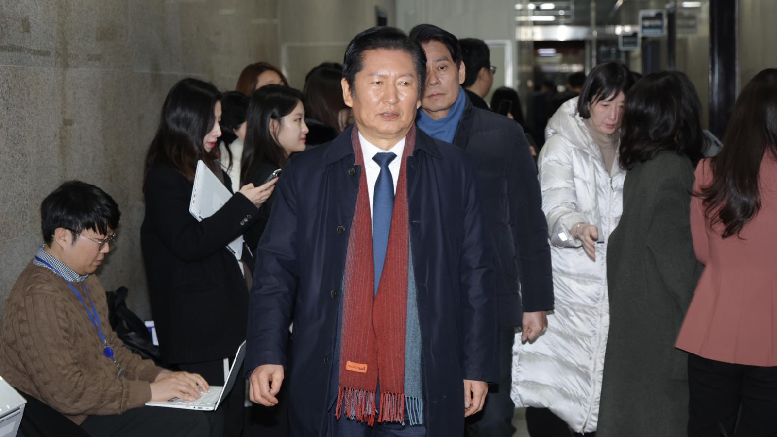 10일 서울 여의도 국회에서 더불어민주당 정청래 대표가 비공개 최고위원회의에 참석하기 위해 당대표실로 들어서고 있다.박형기 기자 oneshot@donga.com