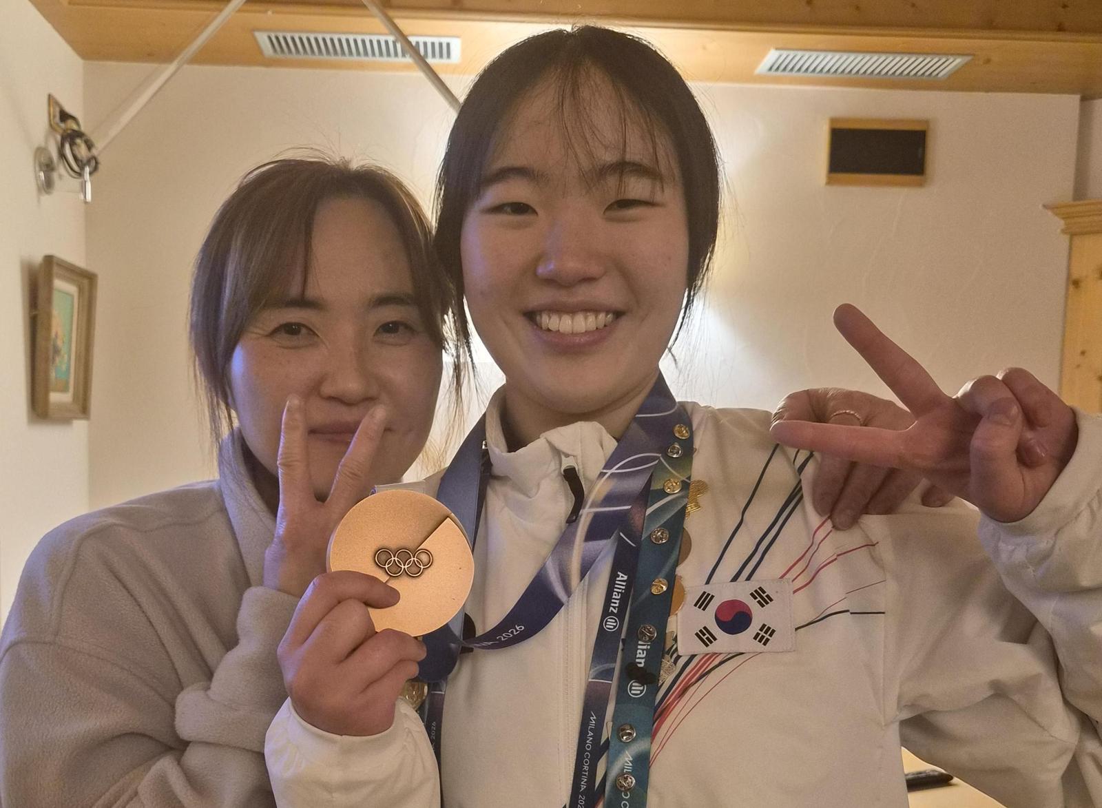 “고생했어 딸” “감사해요 엄마”
10일 스노보드 여자 빅에어에서 동메달을 딴 유승은이 리비뇨 선수촌 숙소에서 동메달을 목에 걸고 어머니 이희정 씨(왼쪽)와 기념사진을 찍고 있다. 이희정 씨 제공