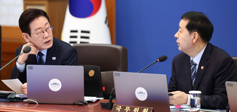 이재명 대통령(왼쪽)이 10일 청와대에서 열린 국무회의에서 구윤철 부총리 겸 재정경제부 장관과 대화하고 있다. 이날 구 부총리는 다주택자 양도세 중과 유예와 관련한 이 대통령의 질문에 “‘아마’는 없다”며 중과 유예 추가 연장 가능성을 공식 차단하면서 “이번 주 시행령 개정을 통해 관련 제도를 확정하겠다”고 말했다. 뉴스1