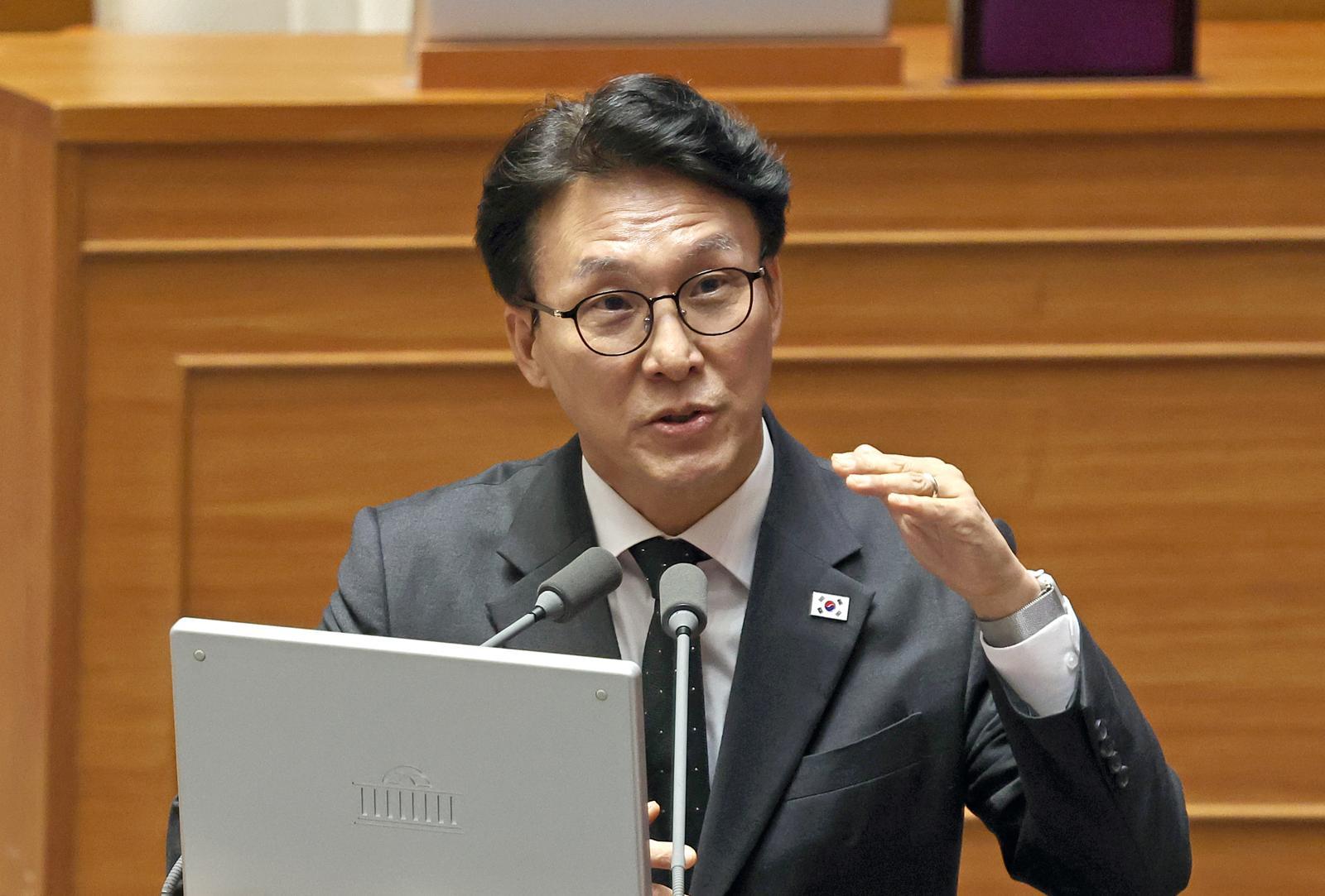 김민석 국무총리가 10일 오후 서울 여의도 국회에서 열린 제432회국회(임시회) 제5차 본회의에서 경제에 관한 대정부질문에 답변을 하고 있다. 2026.02.10. 뉴시스