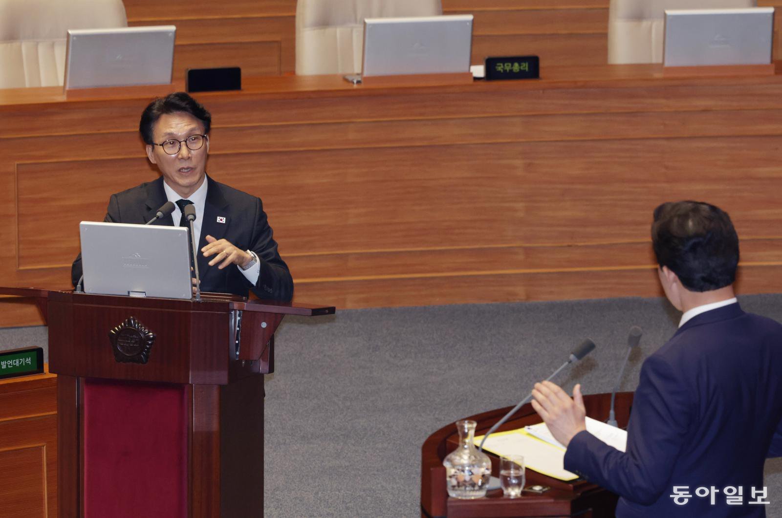 10일 서울 여의도 국회에서 열린 제432회국회(임시회) 제5차 본회의 경제분야 대정부질문에서 김민석 국무총리가 의원 질의에 답변을 하고 있다. 2026.02.10. 이훈구 기자 ufo@donga.com