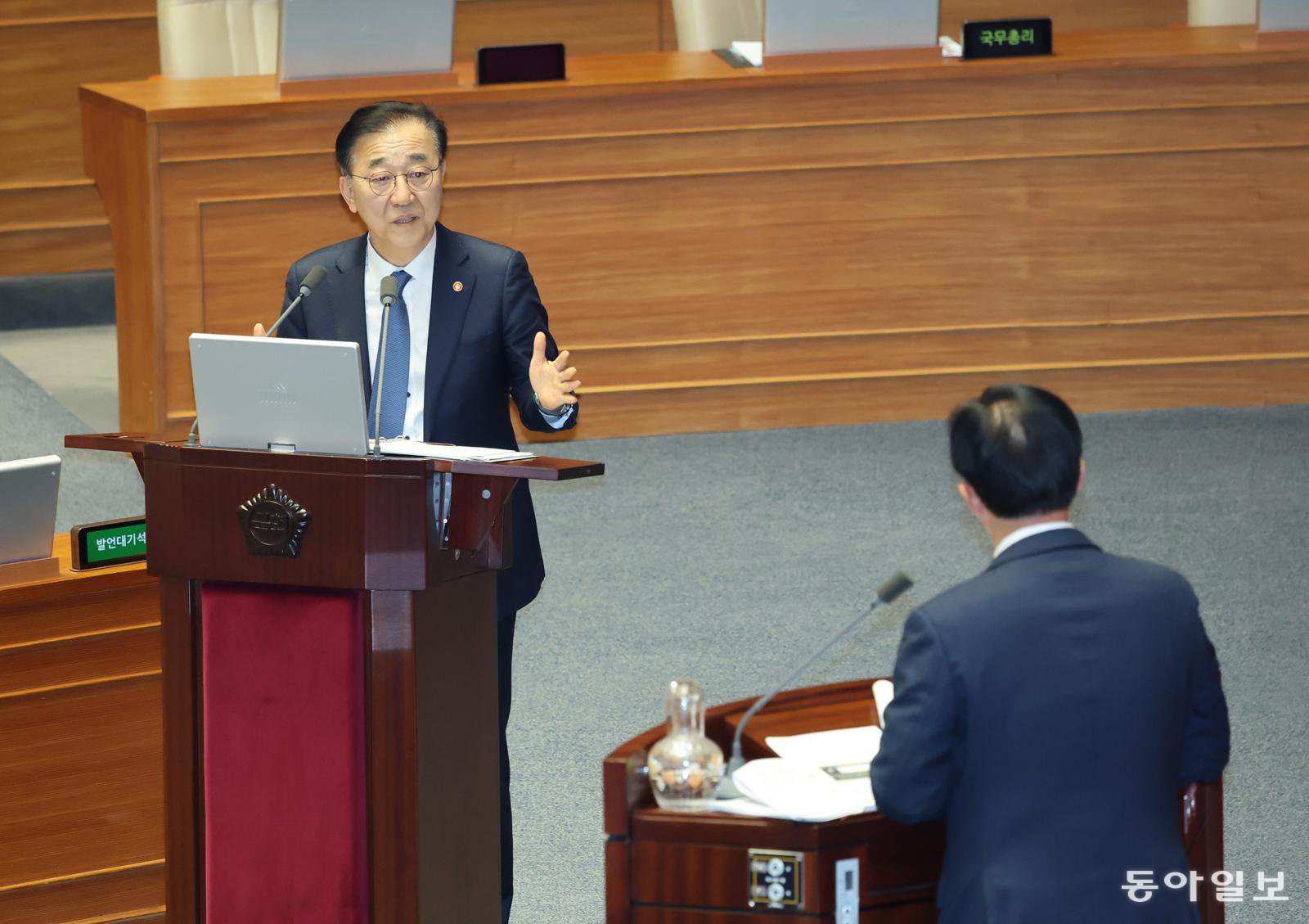 김윤덕 국토교통부 장관이 10일 오후 여의도 국회에서 열린 제432회국회(임시회) 제5차 본회의에서 경제에 관한 대정부질문에 참석 의원의 질의에 답하고 있다.

장승윤 기자 tomato99@donga.com